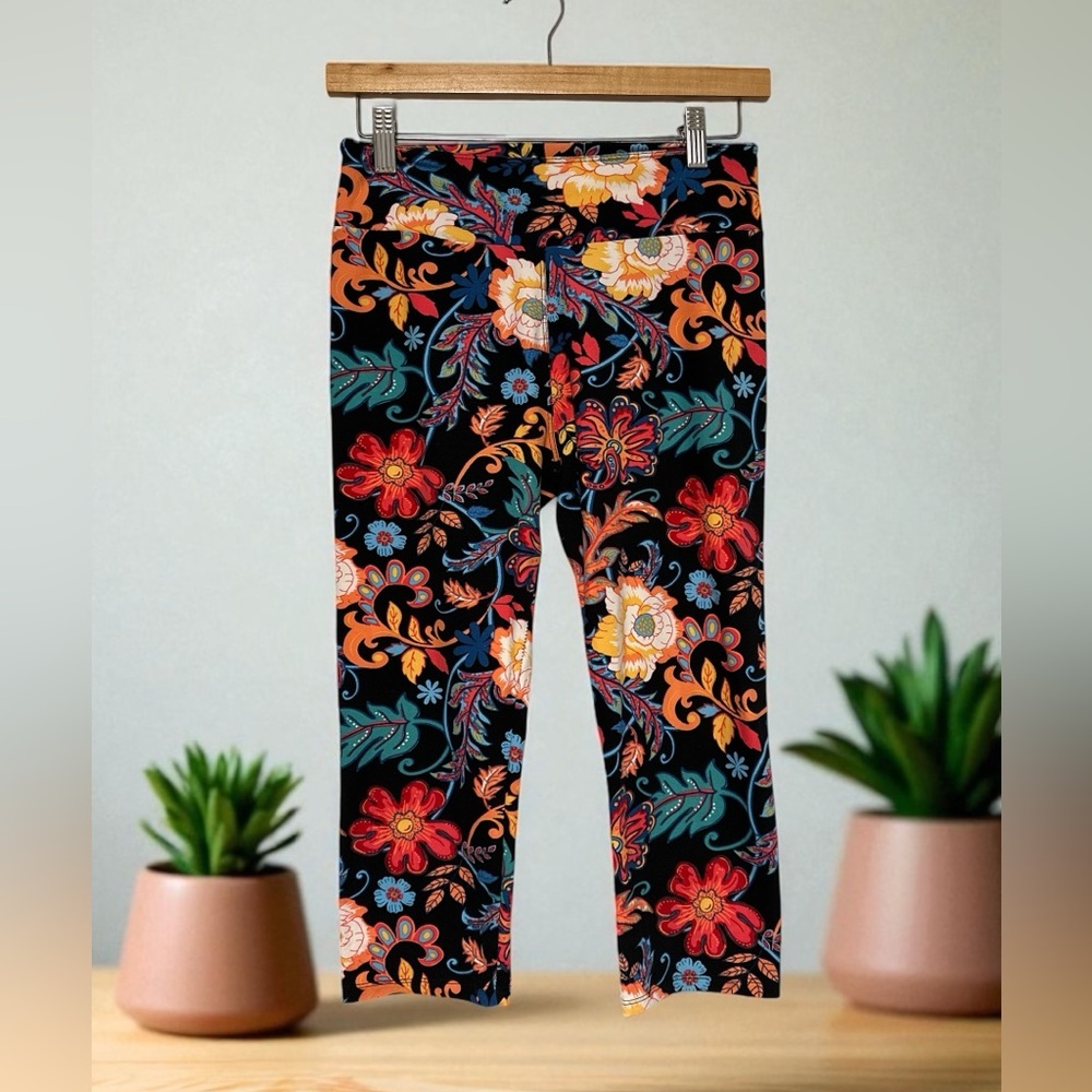 Malvin Floral Capri Leggings - Black, Red, Orange, Blue size S